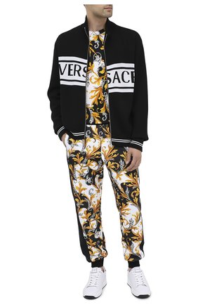 Мужской джоггеры VERSACE разноцветного цвета по цене 86700 руб., арт. A87489/A236132 | Фото 2 Мужской джоггеры VERSACE разноцветного цвета, арт. A87489/A236132 | Фото 2