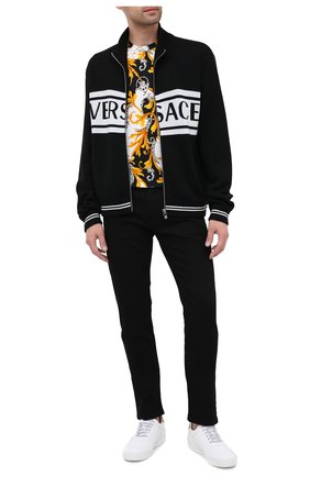 Мужские кожаные кеды ilus VERSACE белого цвета по цене 39950 руб., арт. DSU7843/DV36G | Фото 2 Мужские кожаные кеды ilus VERSACE белого цвета, арт. DSU7843/DV36G | Фото 2