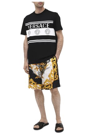 Мужские кожаные шлепанцы VERSACE черного цвета по цене 39600 руб., арт. DSU7871/DVIGEC | Фото 2 Мужские кожаные шлепанцы VERSACE черного цвета, арт. DSU7871/DVIGEC | Фото 2