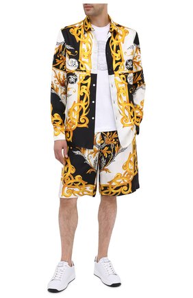 Мужские шелковые шорты VERSACE разноцветного цвета по цене 67500 руб., арт. A86432/A235781 | Фото 2 Мужские шелковые шорты VERSACE разноцветного цвета, арт. A86432/A235781 | Фото 2