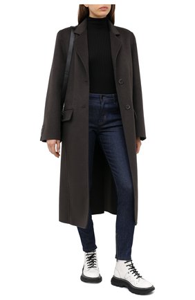 Женские джинсы TOM FORD синего цвета по цене 82300 руб., арт. PAD056-DEX106 | Фото 2 Женские джинсы TOM FORD синего цвета, арт. PAD056-DEX106 | Фото 2 (Длина (брюки, джинсы): Стандартные; Материал внешний: Хлопок; Силуэт Ж (брюки и джинсы): Узкие; Кросс-КТ: Деним; Стили: Кэжуэл; Детали: Потертости)
