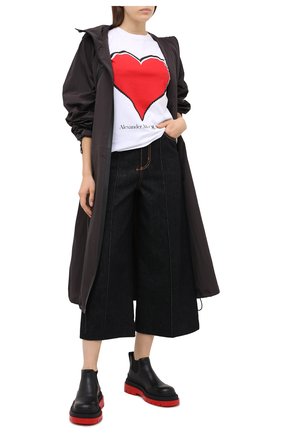 Женская хлопковая футболка ALEXANDER MCQUEEN белого цвета по цене 25450 руб., арт. 642485/QZACA | Фото 2 Женская хлопковая футболка ALEXANDER MCQUEEN белого цвета, арт. 642485/QZACA | Фото 2