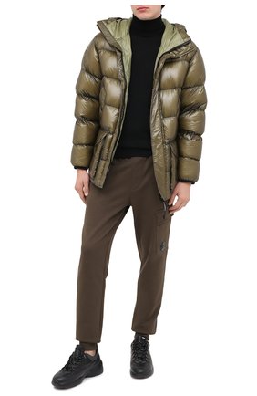 Мужская пуховик C.P. COMPANY хаки цвета по цене 59950 руб., арт. 09CM0W067A-005791A | Фото 2 Мужская пуховик C.P. COMPANY хаки цвета, арт. 09CM0W067A-005791A | Фото 2
