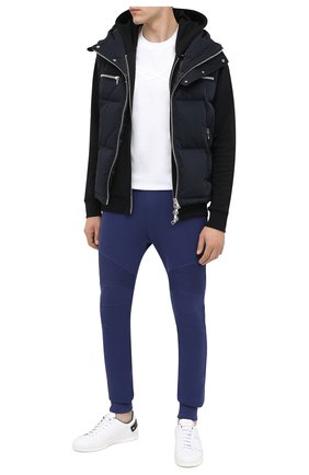 Мужские хлопковые джоггеры BALMAIN темно-синего цвета, арт. UH15583/I370 | Фото 2 (Длина (брюки, джинсы): Стандартные; Материал внешний: Хлопок; Силуэт М (брюки): Джоггеры; Стили: Спорт-шик)