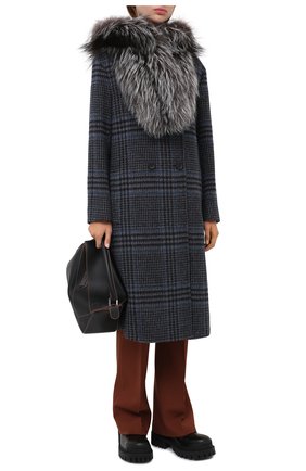 Женская накидка из меха лисы KITON черно-белого цвета по цене 329000 руб., арт. D50782X04T64 | Фото 2 Женская накидка из меха лисы KITON черно-белого цвета, арт. D50782X04T64 | Фото 2 (Материал внешний: Натуральный мех; Материал подклада: Шелк; Женское Кросс-КТ: Мех; Длина (верхняя одежда): Короткие; Региональные ограничения белый список (Axapta Mercury): RU)