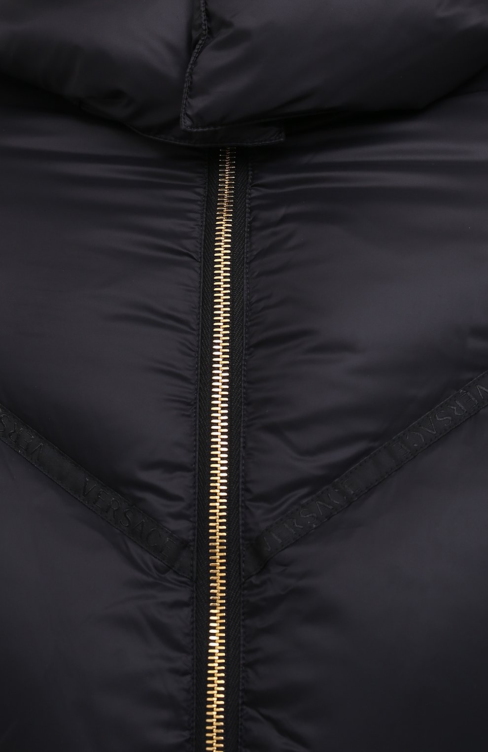 Мужская пуховая куртка VERSACE черного цвета, арт. A87434/A233255 | Фото 6 (Кросс-КТ: Куртка, Пуховик; Мужское Кросс-КТ: пуховик-короткий, Пуховик-верхняя одежда, Верхняя одежда; Рукава: Длинные; Материал внешний: Синтетический материал; Материал подклада: Синтетический материал; Длина (верхняя одежда): Короткие; Материал утеплителя: Пух и перо; Стили: Кэжуэл)