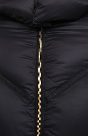 Мужская пуховая куртка VERSACE черного цвета, арт. A87434/A233255 | Фото 6 (Кросс-КТ: Куртка, Пуховик; Мужское Кросс-КТ: пуховик-короткий, Пуховик-верхняя одежда, Верхняя одежда; Рукава: Длинные; Материал внешний: Синтетический материал; Материал подклада: Синтетический материал; Длина (верхняя одежда): Короткие; Материал утеплителя: Пух и перо; Стили: Кэжуэл)