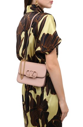Женская сумка valentino garavani vsling VALENTINO бежевого цвета по цене 157500 руб., арт. UW2B0F01/RQR | Фото 2 Женская сумка valentino garavani vsling VALENTINO бежевого цвета, арт. UW2B0F01/RQR | Фото 2