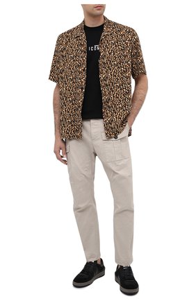 Мужские хлопковые брюки DSQUARED2 светло-серого цвета по цене 46450 руб., арт. S74KB0464/S41794 | Фото 2 Мужские хлопковые брюки DSQUARED2 светло-серого цвета, арт. S74KB0464/S41794 | Фото 2 (Материал внешний: Хлопок; Случай: Повседневный; Стили: Кэжуэл)