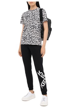 Женские хлопковые джоггеры kenzo sport KENZO черного цвета по цене 19950 руб., арт. FA62PA7224MS | Фото 2 Женские хлопковые джоггеры kenzo sport KENZO черного цвета, арт. FA62PA7224MS | Фото 2 (Материал внешний: Хлопок; Длина (брюки, джинсы): Стандартные; Женское Кросс-КТ: Брюки-одежда, Джоггеры - брюки; Стили: Спорт; Силуэт Ж (брюки и джинсы): Джоггеры)