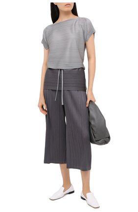 Женские брюки ISSEY MIYAKE серого цвета по цене 36350 руб., арт. PP08-JF512 | Фото 2 Женские брюки ISSEY MIYAKE серого цвета, арт. PP08-JF512 | Фото 2