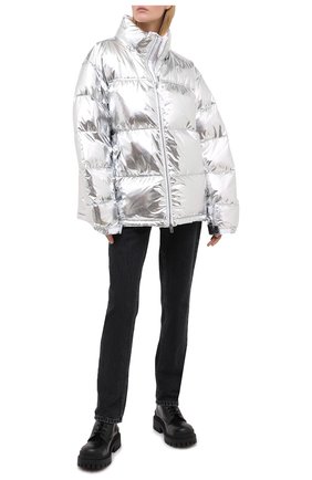 Женский пуховик VETEMENTS серебряного цвета по цене 210500 руб., арт. UAH21JA924 1303/W | Фото 2 Женский пуховик VETEMENTS серебряного цвета, арт. UAH21JA924 1303/W | Фото 2