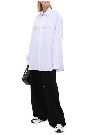 Женская хлопковая рубашка VETEMENTS голубого цвета по цене 85550 руб., арт. UAH21SH067 1012/W | Фото 2 Женская хлопковая рубашка VETEMENTS голубого цвета, арт. UAH21SH067 1012/W | Фото 2