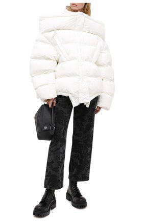 Женский пуховик VETEMENTS белого цвета по цене 228000 руб., арт. WAH21JA006 1324/WHITE | Фото 2 Женский пуховик VETEMENTS белого цвета, арт. WAH21JA006 1324/WHITE | Фото 2