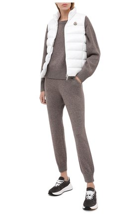 Женский пуховый жилет MONCLER белого цвета по цене 46100 руб., арт. F2-093-1A525-00-68950 | Фото 2 Женский пуховый жилет MONCLER белого цвета, арт. F2-093-1A525-00-68950 | Фото 2