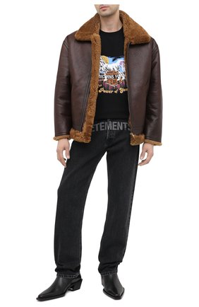 Мужские джинсы VETEMENTS черного цвета по цене 106500 руб., арт. MAH21PA136 2802 | Фото 2 Мужские джинсы VETEMENTS черного цвета, арт. MAH21PA136 2802 | Фото 2 (Материал внешний: Хлопок, Деним; Длина (брюки, джинсы): Стандартные; Силуэт М (брюки): Широкие)
