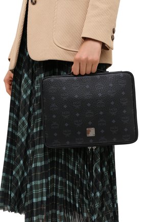 Чехол для ipad 13" MCM черного цвета по цене 39850 руб., арт. MXE AAVI03 | Фото 2 Чехол для ipad 13" MCM черного цвета, арт. MXE AAVI03 | Фото 2