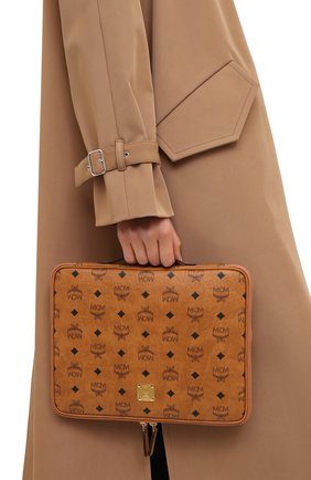 Чехол для ipad 13" MCM коричневого цвета по цене 39850 руб., арт. MXE AAVI03 | Фото 2 Чехол для ipad 13" MCM коричневого цвета, арт. MXE AAVI03 | Фото 2