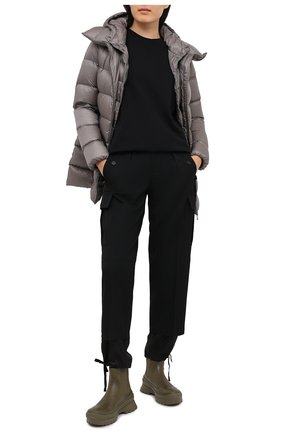 Женский пуховик MONCLER серого цвета по цене 122000 руб., арт. F2-093-1C203-80-C0229 | Фото 2 Женский пуховик MONCLER серого цвета, арт. F2-093-1C203-80-C0229 | Фото 2