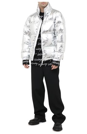 Мужская утепленная куртка VETEMENTS серебряного цвета, арт. UAH21JA924 1303/M | Фото 2 (Материал внешний: Синтетический материал; Длина (верхняя одежда): Короткие; Мужское Кросс-КТ: Верхняя одежда, утепленные куртки; Материал подклада: Синтетический материал; Стили: Кэжуэл; Рукава: Длинные; Кросс-КТ: Куртка)