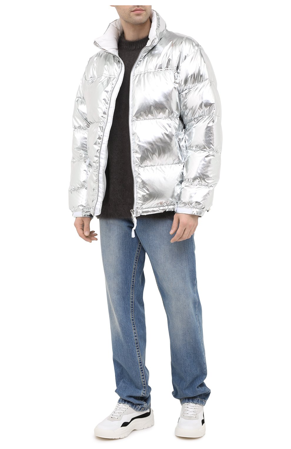 Мужская утепленная куртка VETEMENTS серебряного цвета, арт. UAH21JA924 1303/M | Фото 3 (Кросс-КТ: Куртка; Рукава: Длинные; Материал внешний: Синтетический материал; Мужское Кросс-КТ: утепленные куртки, Верхняя одежда; Материал подклада: Синтетический материал; Длина (верхняя одежда): Короткие; Стили: Кэжуэл)