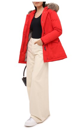 Женская пуховая парка WOOLRICH красного цвета по цене 78300 руб., арт. CFWW0U0296FR/UT0573 | Фото 2 Женская пуховая парка WOOLRICH красного цвета, арт. CFWW0U0296FR/UT0573 | Фото 2