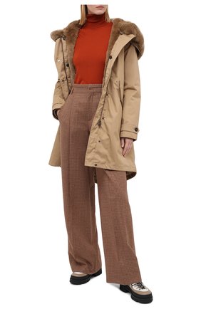 Женская парка с меховой подкладкой WOOLRICH бежевого цвета по цене 112500 руб., арт. CFWW0U0342FR/UT1974 | Фото 2 Женская парка с меховой подкладкой WOOLRICH бежевого цвета, арт. CFWW0U0342FR/UT1974 | Фото 2