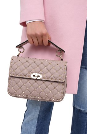 Женская сумка valentino garavani rockstud spike VALENTINO бежевого цвета по цене 210500 руб., арт. UW2B0H58/AVB | Фото 2 Женская сумка valentino garavani rockstud spike VALENTINO бежевого цвета, арт. UW2B0H58/AVB | Фото 2