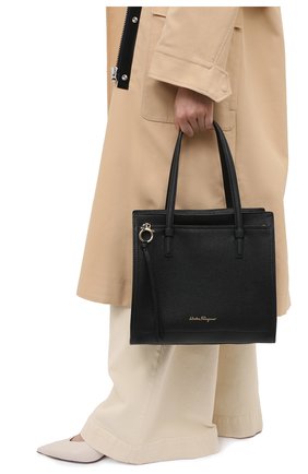 Женский сумка-тоут SALVATORE FERRAGAMO черного цвета по цене 102000 руб., арт. Z-0720527 | Фото 2 Женский сумка-тоут SALVATORE FERRAGAMO черного цвета, арт. Z-0720527 | Фото 2