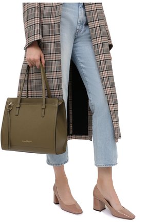 Женский сумка-тоут SALVATORE FERRAGAMO хаки цвета по цене 114000 руб., арт. Z-0736663 | Фото 2 Женский сумка-тоут SALVATORE FERRAGAMO хаки цвета, арт. Z-0736663 | Фото 2