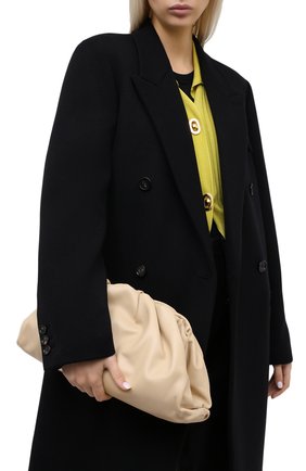 Женский клатч pouch BOTTEGA VENETA светло-бежевого цвета по цене 209000 руб., арт. 576227/VCP40 | Фото 2 Женский клатч pouch BOTTEGA VENETA светло-бежевого цвета, арт. 576227/VCP40 | Фото 2 (Материал: Натуральная кожа; Женское Кросс-КТ: Клатч-клатчи; Размер: medium)