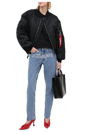 Женские джинсы VETEMENTS голубого цвета по цене 119000 руб., арт. WAH21PA132 2803/LIGHT BLUE | Фото 2 Женские джинсы VETEMENTS голубого цвета, арт. WAH21PA132 2803/LIGHT BLUE | Фото 2