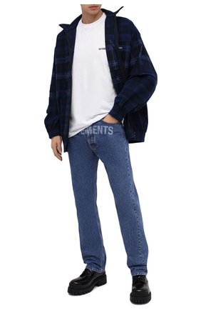 Мужские джинсы VETEMENTS синего цвета по цене 106500 руб., арт. MAH21PA136 2802 | Фото 2 Мужские джинсы VETEMENTS синего цвета, арт. MAH21PA136 2802 | Фото 2 (Длина (брюки, джинсы): Стандартные; Материал внешний: Хлопок; Силуэт М (брюки): Прямые; Стили: Кэжуэл)