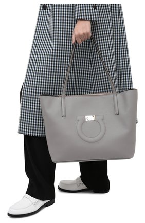 Женский сумка-тоут gancini medium SALVATORE FERRAGAMO серого цвета по цене 82000 руб., арт. Z-0732508 | Фото 2 Женский сумка-тоут gancini medium SALVATORE FERRAGAMO серого цвета, арт. Z-0732508 | Фото 2