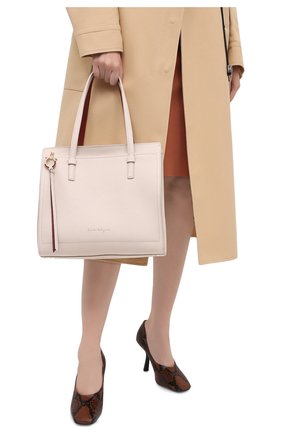 Женский сумка double handle SALVATORE FERRAGAMO бежевого цвета по цене 102000 руб., арт. Z-0732928 | Фото 2 Женский сумка double handle SALVATORE FERRAGAMO бежевого цвета, арт. Z-0732928 | Фото 2