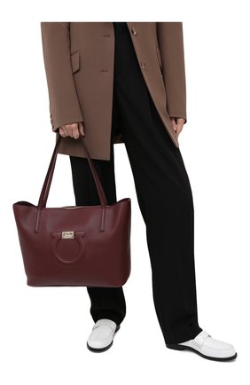 Женский сумка-тоут gancini medium SALVATORE FERRAGAMO бордового цвета по цене 82000 руб., арт. Z-0732507 | Фото 2 Женский сумка-тоут gancini medium SALVATORE FERRAGAMO бордового цвета, арт. Z-0732507 | Фото 2