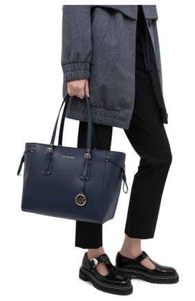 Женский сумка-тоут voyager medium MICHAEL MICHAEL KORS темно-синего цвета по цене 27200 руб., арт. 30H7GV6T8L | Фото 2 Женский сумка-тоут voyager medium MICHAEL MICHAEL KORS темно-синего цвета, арт. 30H7GV6T8L | Фото 2