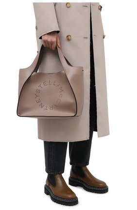 Женский сумка stella logo STELLA MCCARTNEY бежевого цвета по цене 59950 руб., арт. 513860/W8542 | Фото 2 Женский сумка stella logo STELLA MCCARTNEY бежевого цвета, арт. 513860/W8542 | Фото 2 (Материал: Экокожа, Текстиль; Сумки-технические: Сумки-шопперы; Размер: medium)