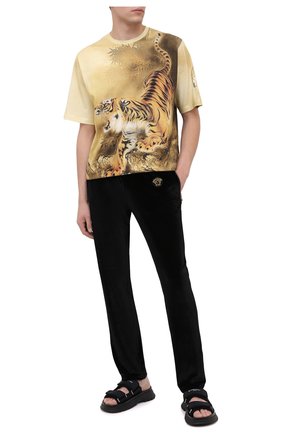 Мужской брюки VERSACE черного цвета по цене 59950 руб., арт. A87480/A234467 | Фото 2 Мужской брюки VERSACE черного цвета, арт. A87480/A234467 | Фото 2