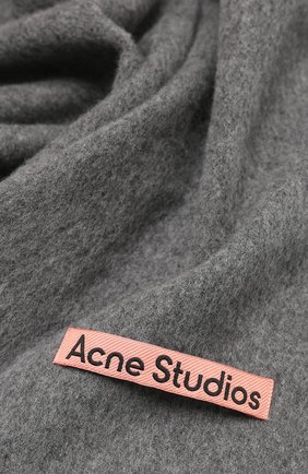 Мужской шерстяной шарф ACNE STUDIOS серого цвета по цене 11550 руб., арт. CA0086/M | Фото 2 Мужской шерстяной шарф ACNE STUDIOS серого цвета, арт. CA0086/M | Фото 2