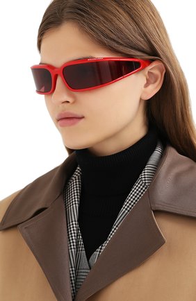 Женские солнцезащитные очки BALENCIAGA красного цвета по цене 35100 руб., арт. 641689/T0007 | Фото 2 Женские солнцезащитные очки BALENCIAGA красного цвета, арт. 641689/T0007 | Фото 2