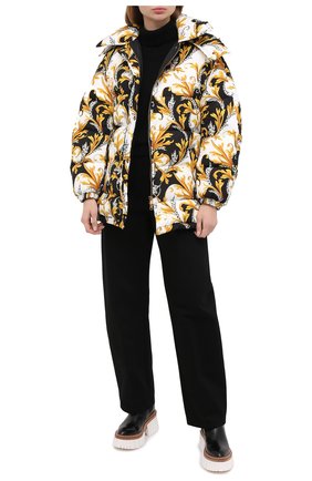 Женский пуховик VERSACE разноцветного цвета по цене 297500 руб., арт. A87178/A235729 | Фото 2 Женский пуховик VERSACE разноцветного цвета, арт. A87178/A235729 | Фото 2