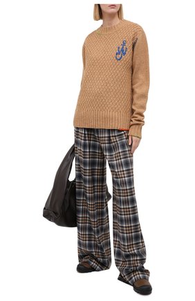 Женский шерстяной свитер JW ANDERSON бежевого цвета по цене 48300 руб., арт. KW0348 YN0061 | Фото 2 Женский шерстяной свитер JW ANDERSON бежевого цвета, арт. KW0348 YN0061 | Фото 2