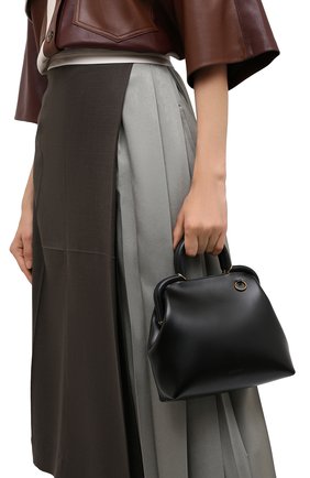 Женская сумка clover JIL SANDER черного цвета по цене 145500 руб., арт. JSPR856447-WRB69147N | Фото 2 Женская сумка clover JIL SANDER черного цвета, арт. JSPR856447-WRB69147N | Фото 2 (Сумки-технические: Сумки top-handle; Материал: Натуральная кожа; Ремень/цепочка: На ремешке; Размер: small)