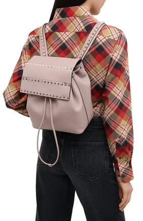 Женский рюкзак valentino garavani rockstud VALENTINO бежевого цвета по цене 152500 руб., арт. UW0B0H60/YRK | Фото 2 Женский рюкзак valentino garavani rockstud VALENTINO бежевого цвета, арт. UW0B0H60/YRK | Фото 2