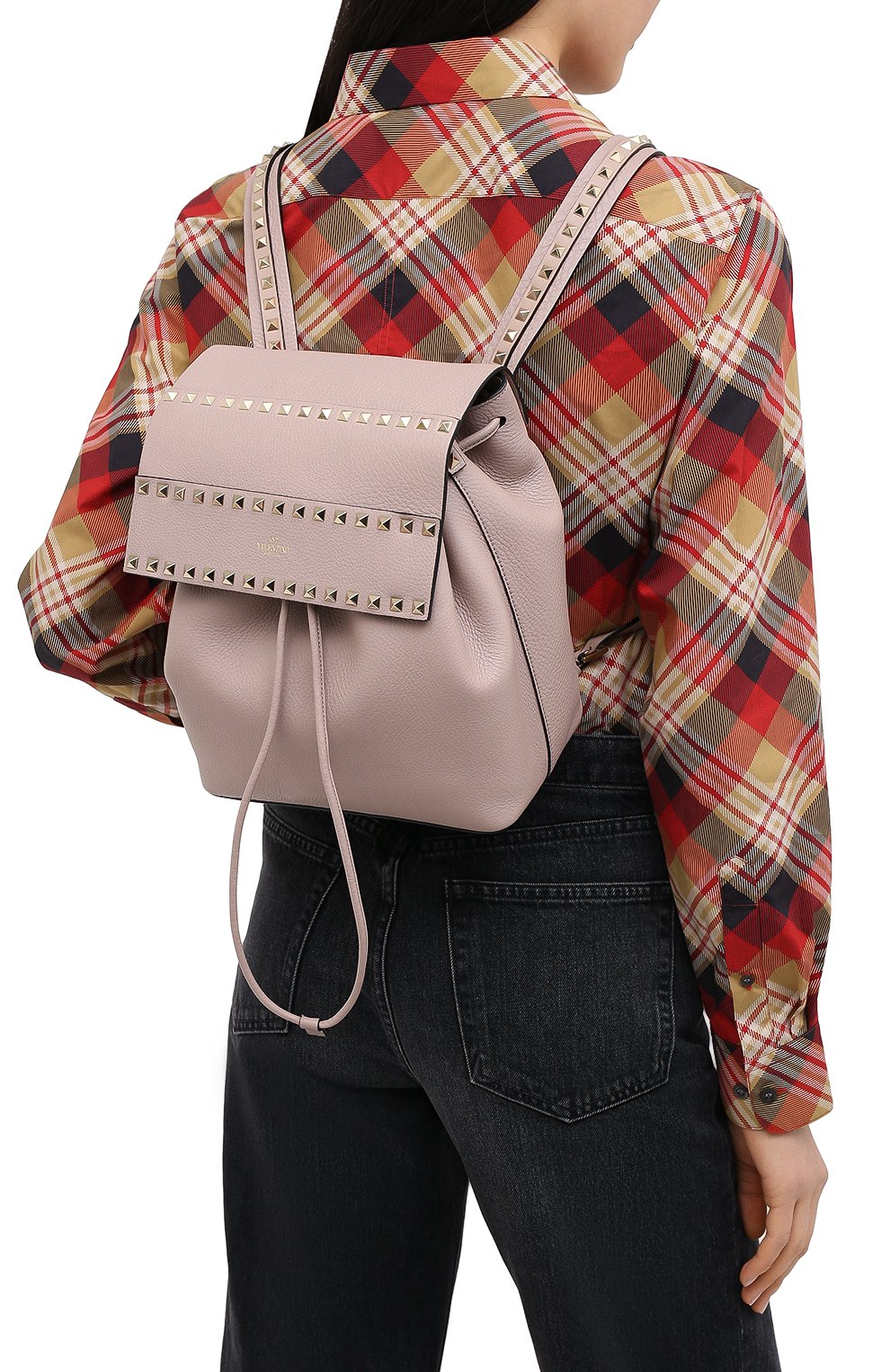 Женский рюкзак rockstud VALENTINO бежевого цвета, арт. UW0B0H60/YRK | Фото 2 (Размер: medium; Материал: Натуральная кожа; Стили: Кэжуэл)