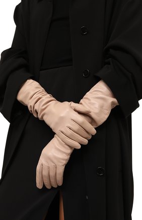 Женские кожаные перчатки VALENTINO бежевого цвета по цене 44150 руб., арт. UW0GCA19/WJW | Фото 2 Женские кожаные перчатки VALENTINO бежевого цвета, арт. UW0GCA19/WJW | Фото 2