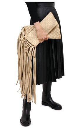 Женский клатч bv fringe crisscross BOTTEGA VENETA светло-бежевого цвета по цене 346000 руб., арт. 642104/V01D1 | Фото 2 Женский клатч bv fringe crisscross BOTTEGA VENETA светло-бежевого цвета, арт. 642104/V01D1 | Фото 2 (Случай: Вечерний; Материал: Натуральная кожа; Региональные ограничения белый список (Axapta Mercury): RU; Женское Кросс-КТ: Клатч-клатчи; Размер: large)