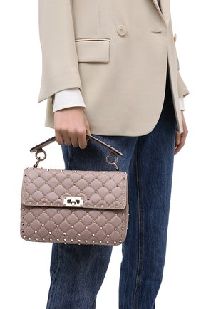 Женская сумка valentino garavani rockstud spike VALENTINO бежевого цвета по цене 193000 руб., арт. UW0B0122/NAP | Фото 2 Женская сумка valentino garavani rockstud spike VALENTINO бежевого цвета, арт. UW0B0122/NAP | Фото 2
