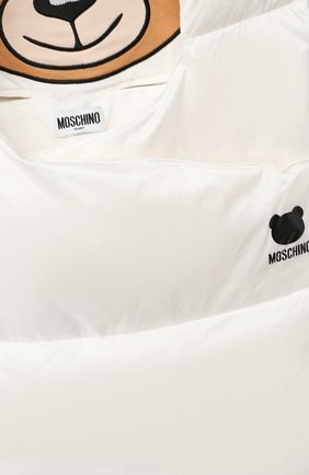 Детский пуховый конверт MOSCHINO бежевого цвета по цене 27950 руб., арт. MUE00D/L3A22 | Фото 3 Детский пуховый конверт MOSCHINO бежевого цвета, арт. MUE00D/L3A22 | Фото 3 (Материал: Текстиль)